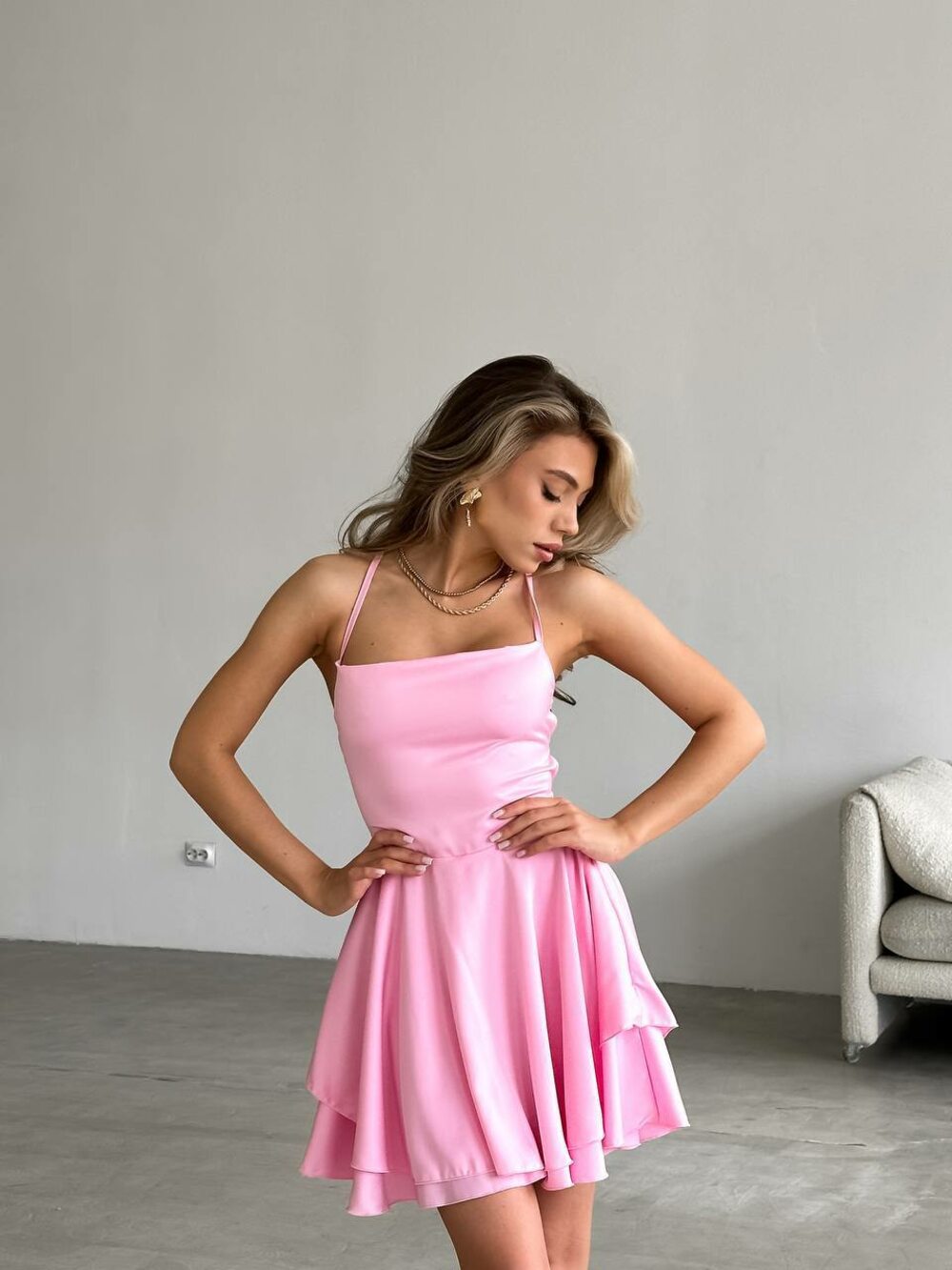 Сукня зі шнурівкою на спині, колір рожевий