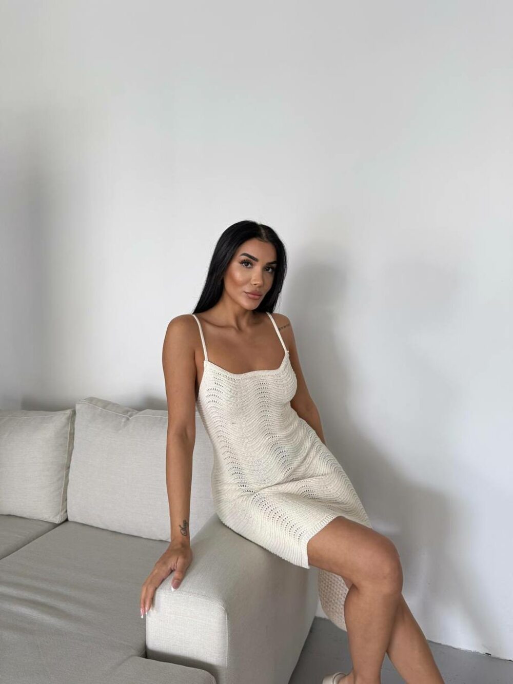 Трикотажное платье на бретельках, цвет молочный