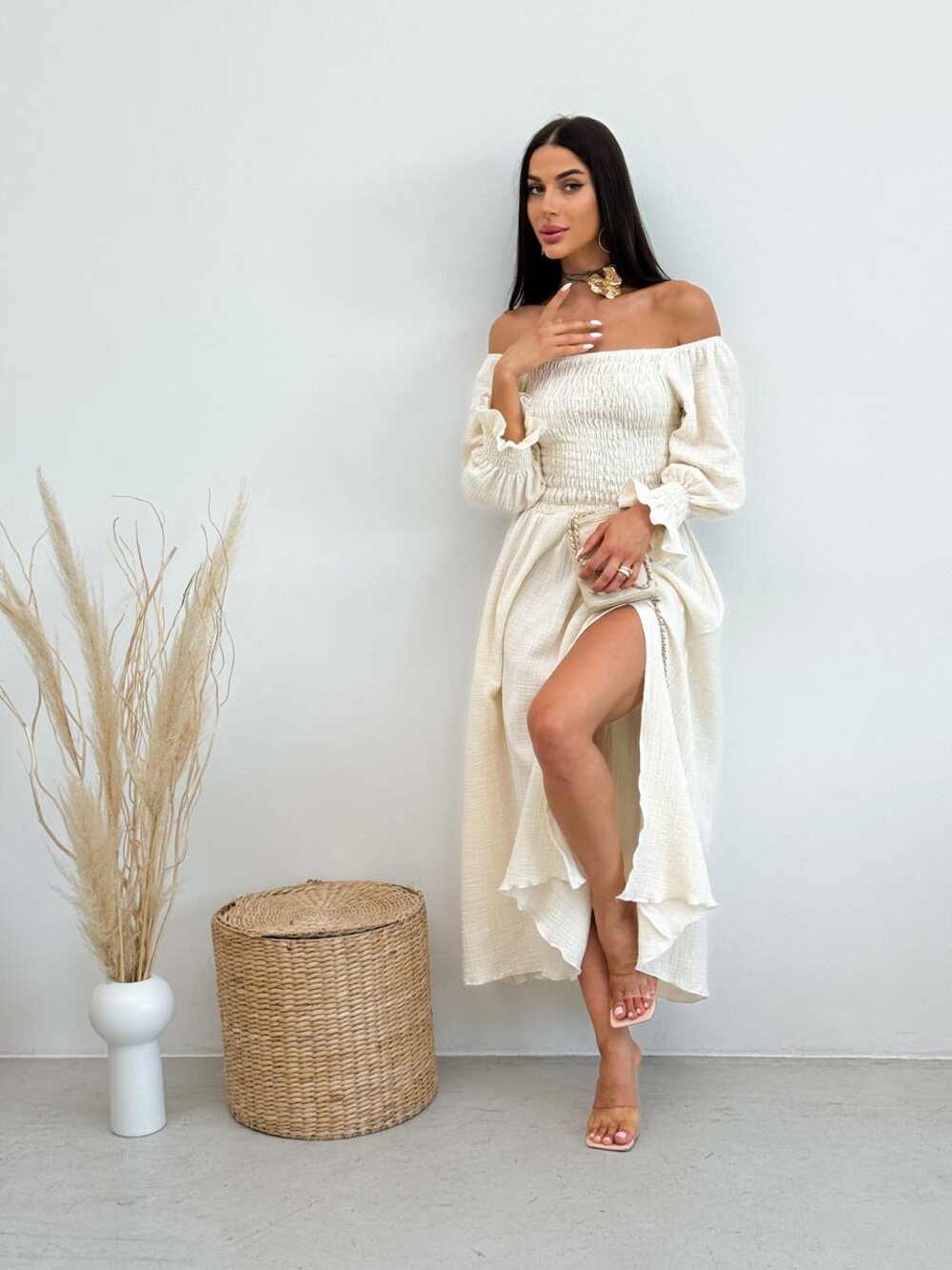 Сукня на гумі з розрізом на нозі, колір бежевий