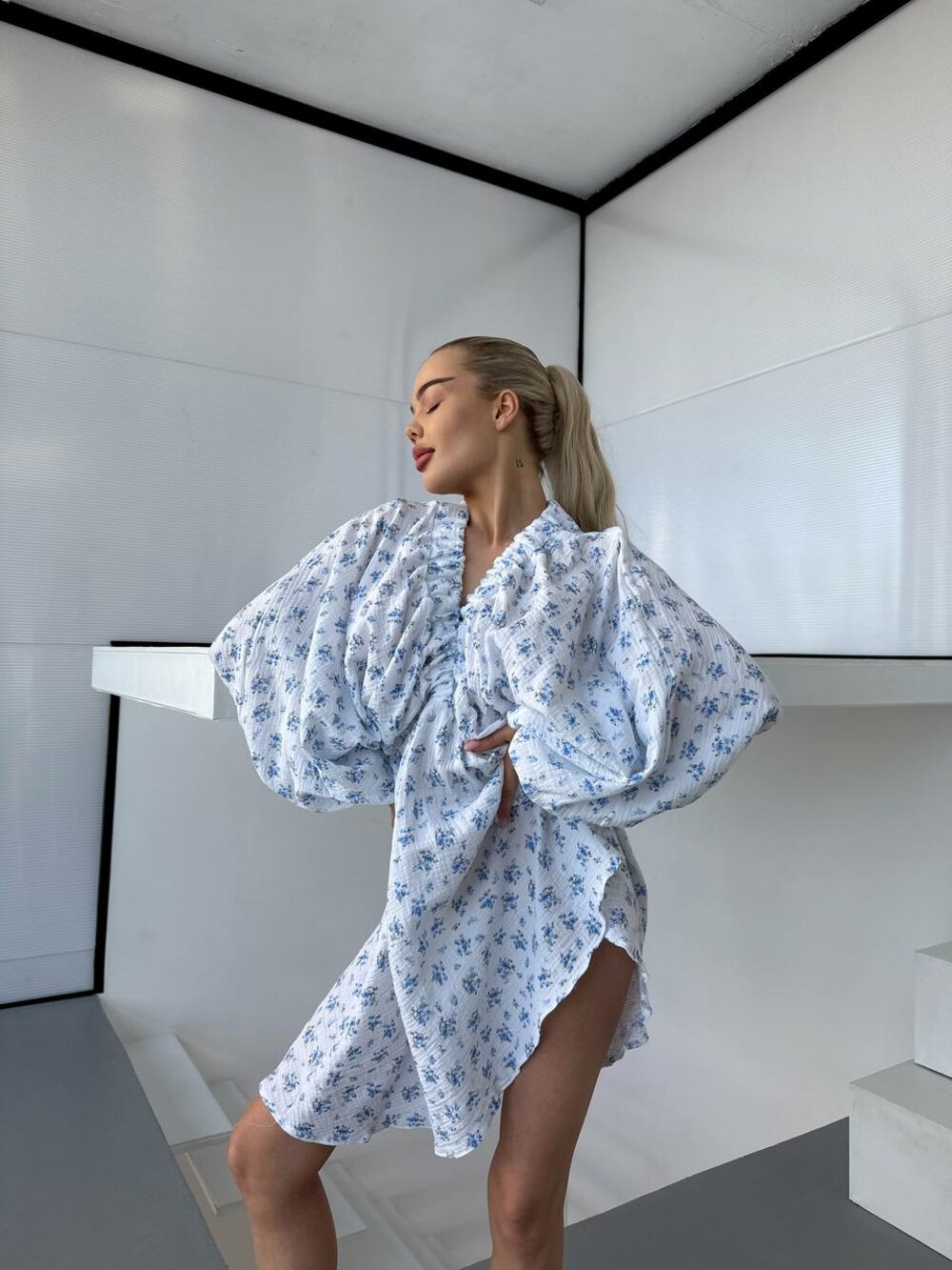 Сукня з об'ємними рукавами, колір блакитний