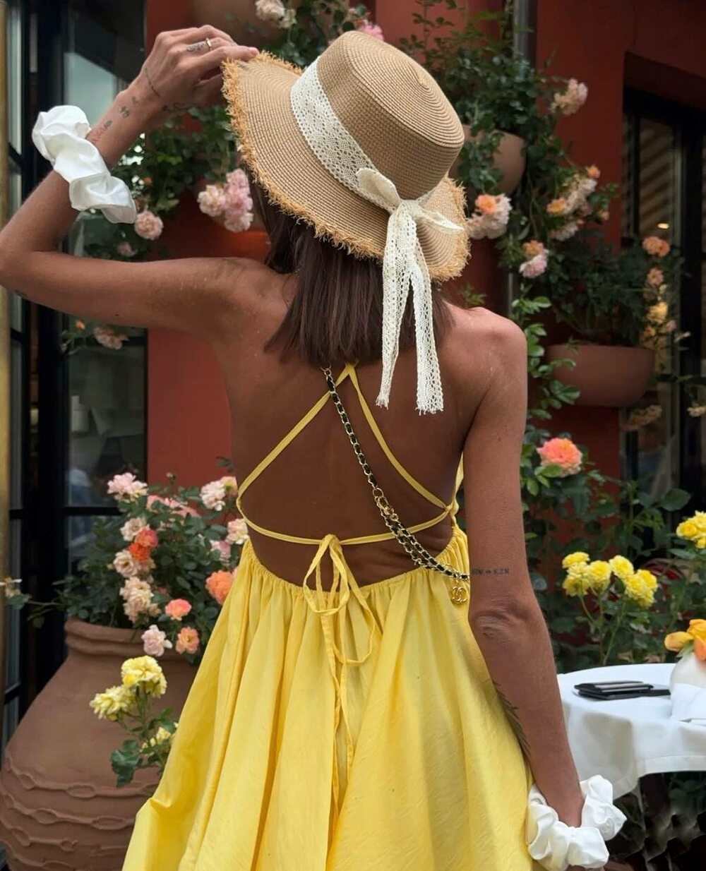 Коротка сукня зі шнурівкою на спині, колір банан