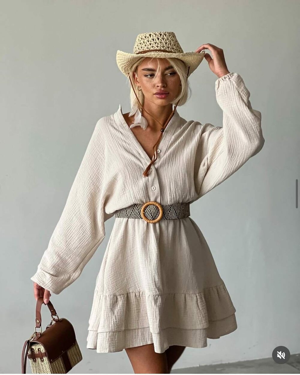 Стильна муслінна сукня. Верх застібається на гудзики, по низу волан рюш, талія на резинці. Колір світлий беж.