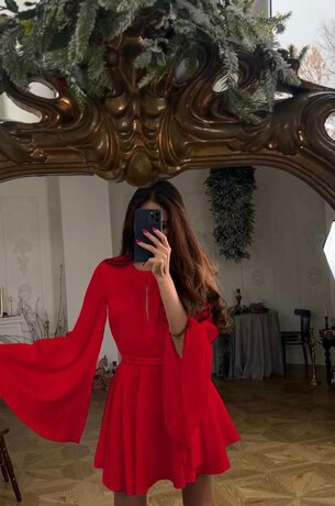 Платье с с открытой спиной и расклешонными рукавами, цвет красный