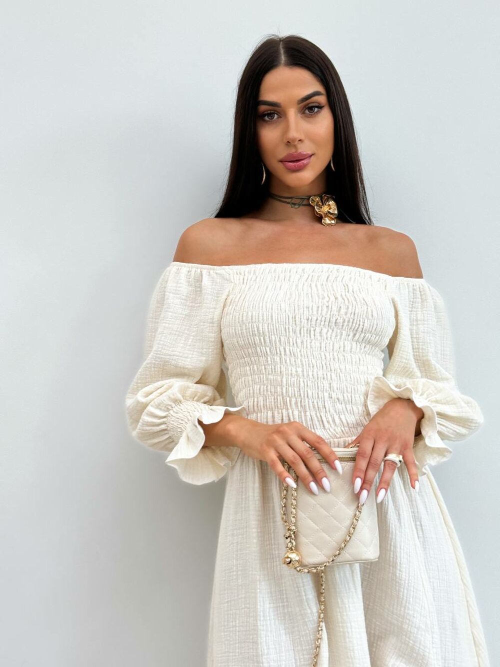 Сукня на гумі з розрізом на нозі, колір бежевий