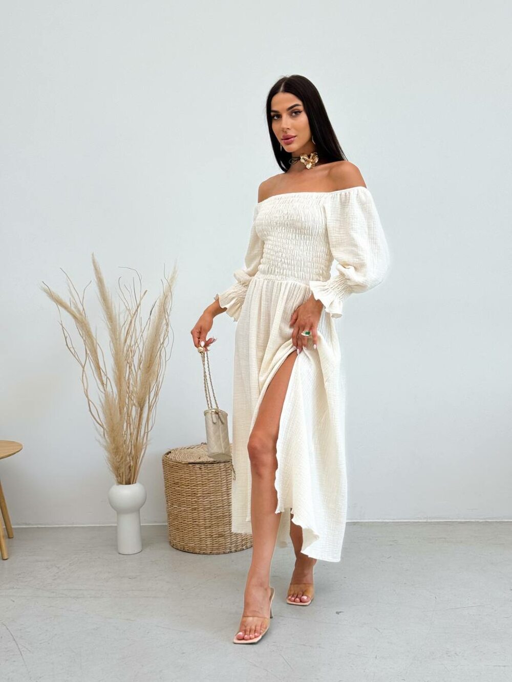 Сукня на гумі з розрізом на нозі, колір бежевий