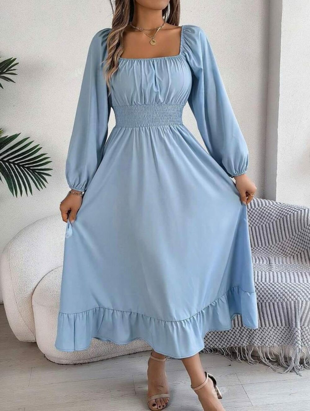 Стильне плаття-максі з довгим рукавом, квадратне декольте, талія на гумці, колір блакитний