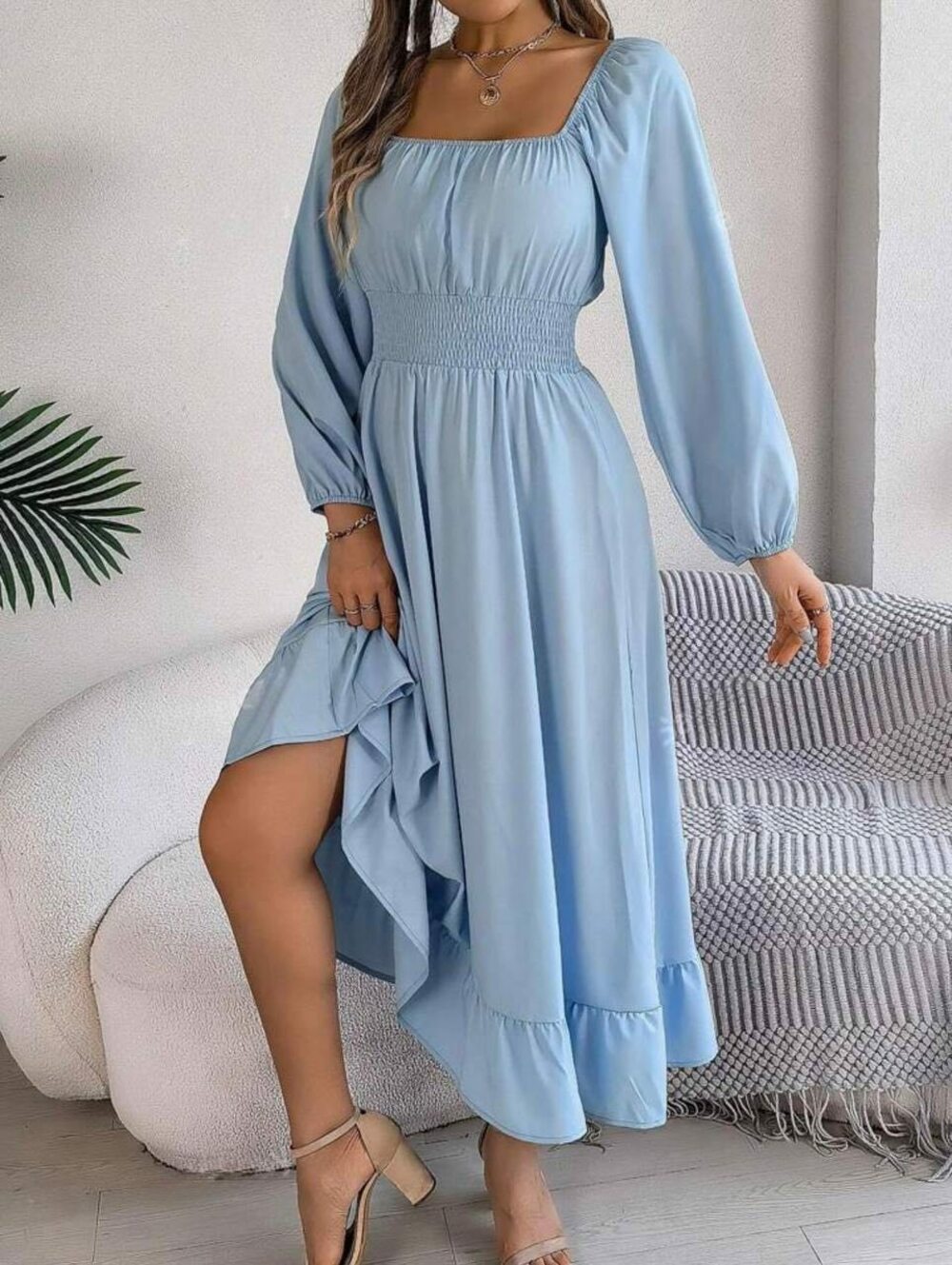 Стильне плаття-максі з довгим рукавом, квадратне декольте, талія на гумці, колір блакитний