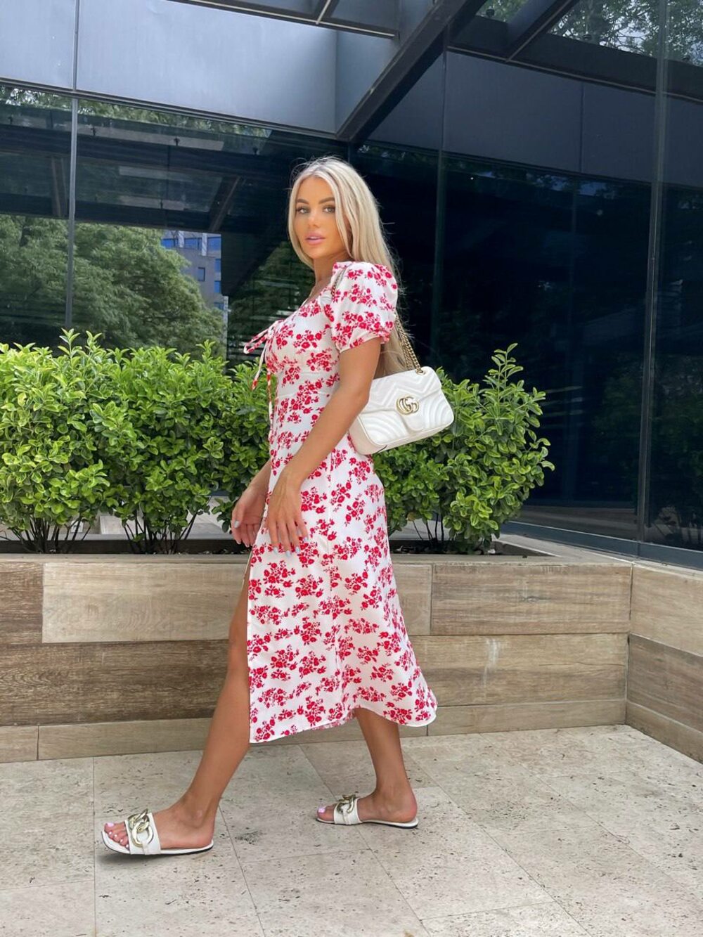 Летнее платье с разрезом, цвет белый