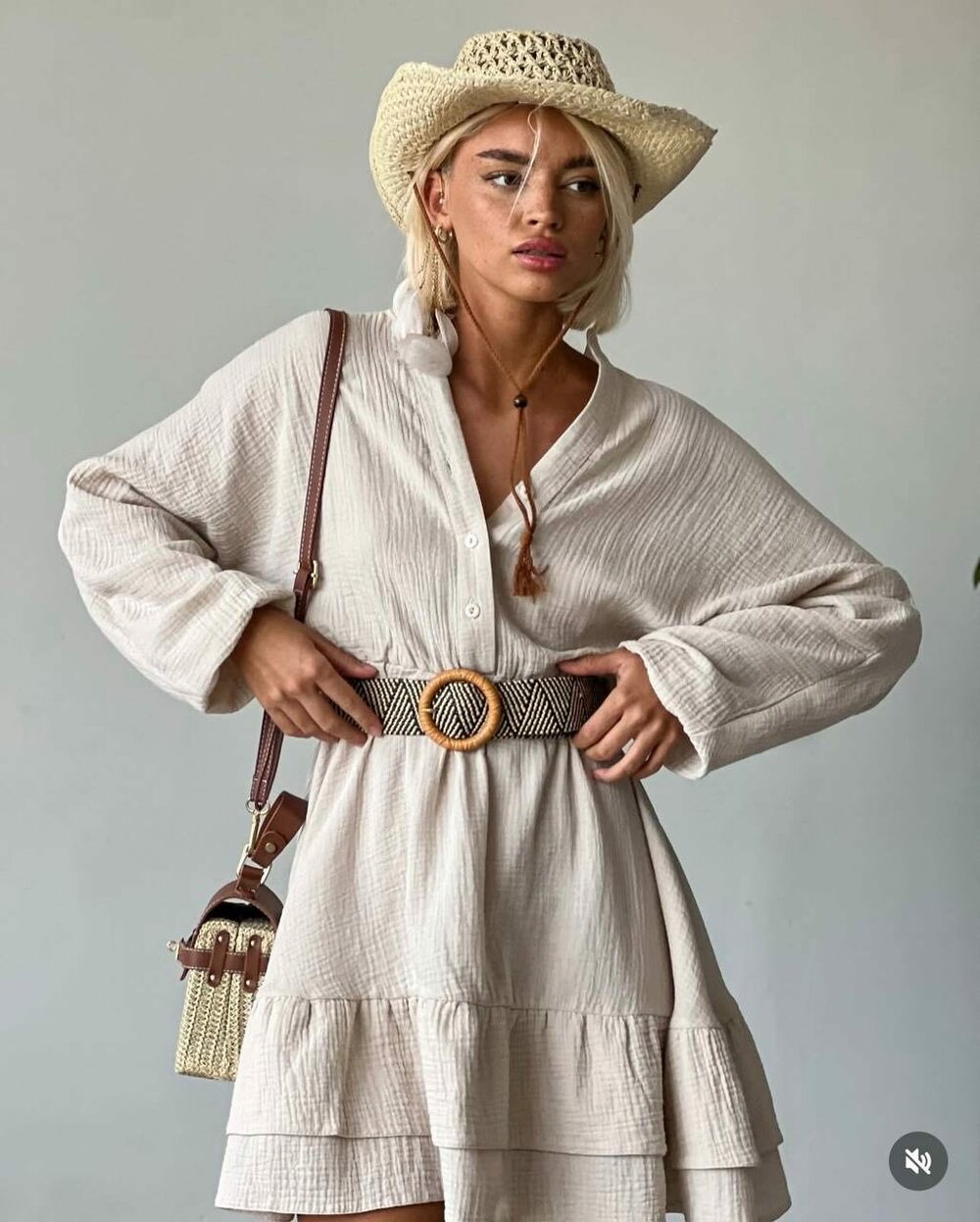 Стильна муслінна сукня. Верх застібається на гудзики, по низу волан рюш, талія на резинці. Колір світлий беж.