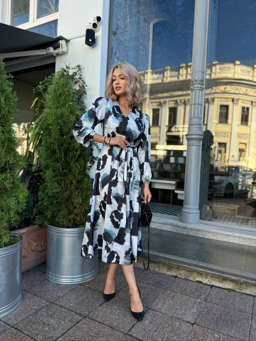 Шовкова принтована сукня з пояском, колір чорний з бірюзою