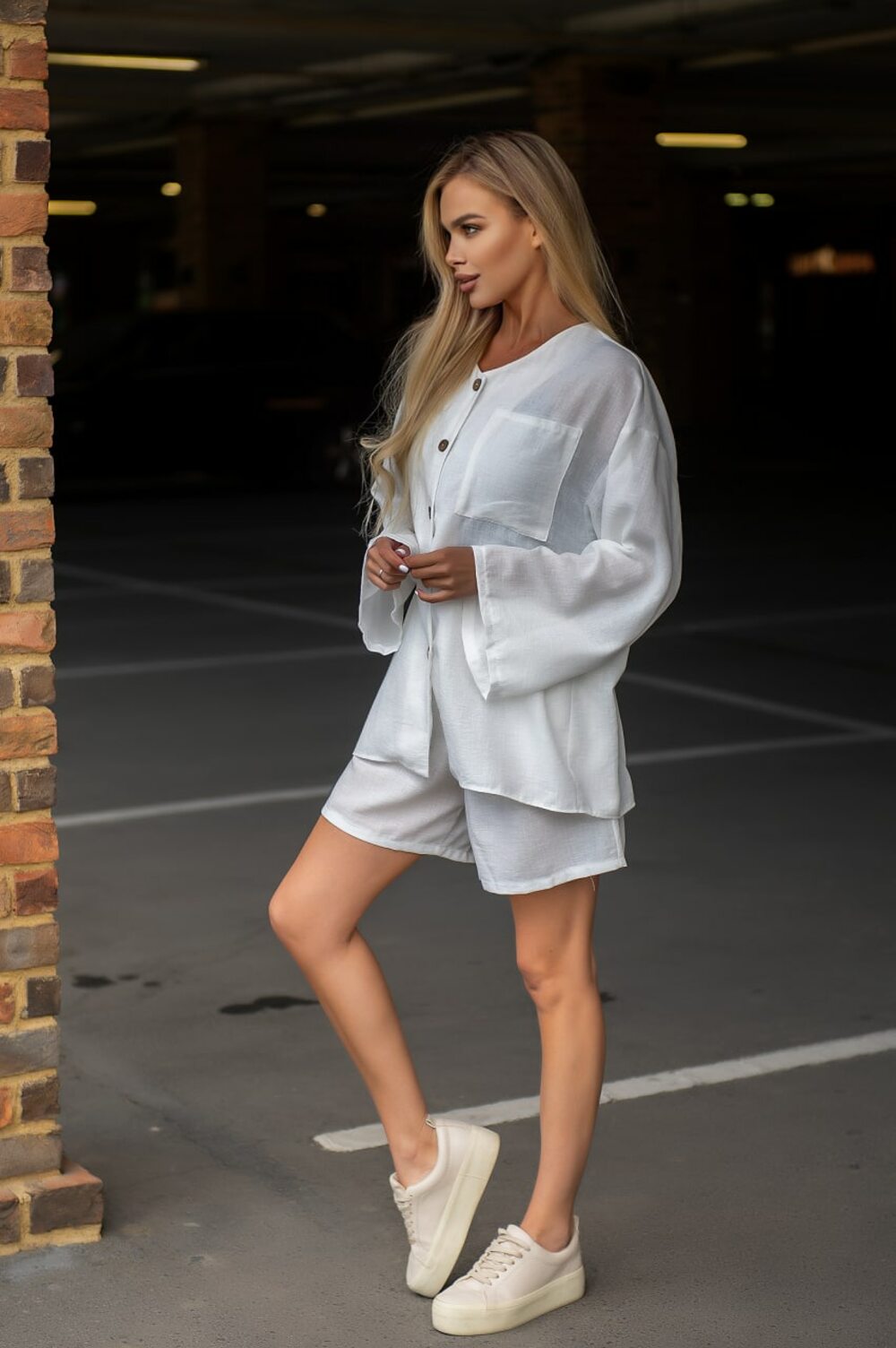 Білий вільний костюм з шортами та сорочкою