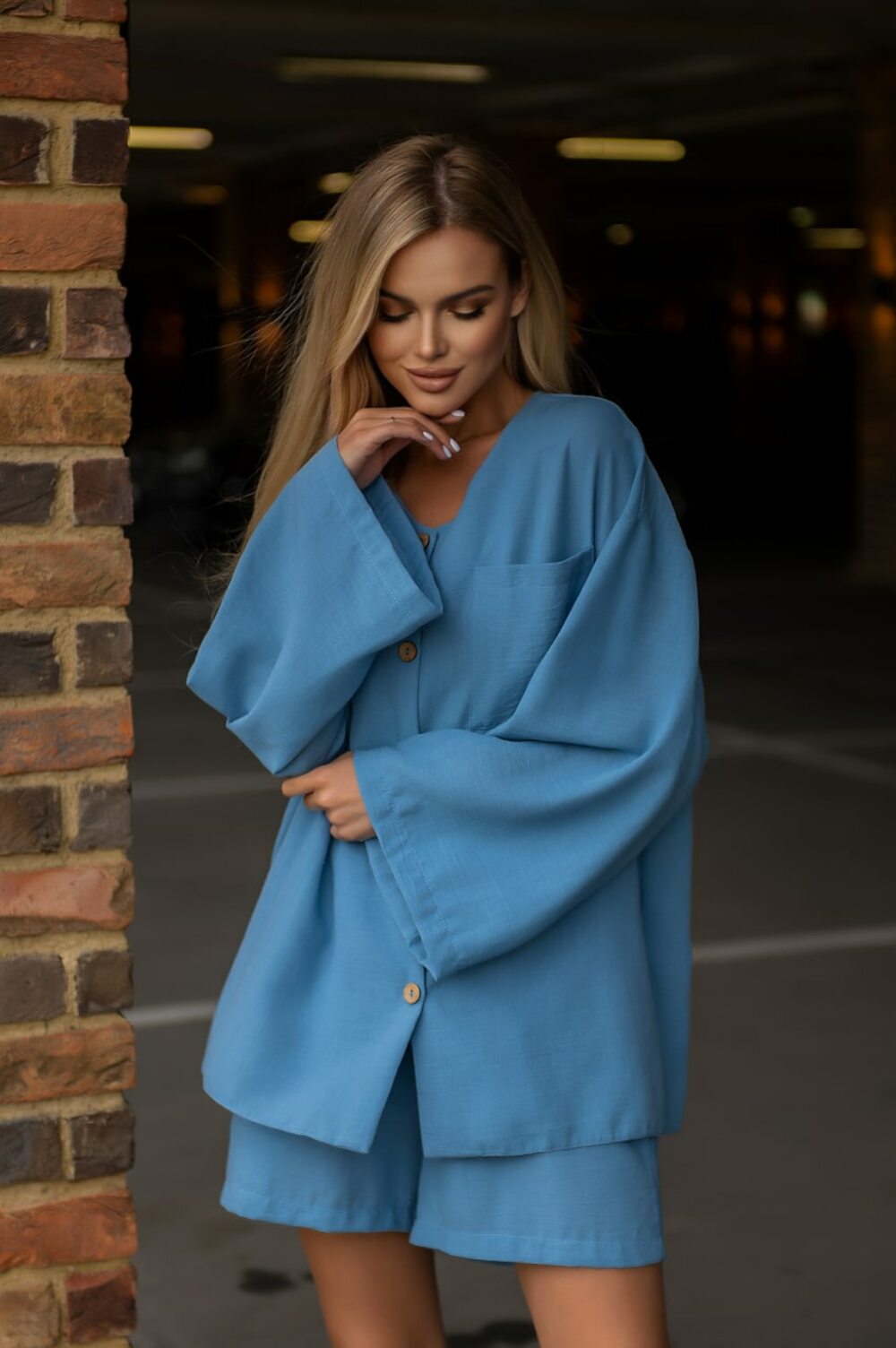 Блакитний жіночий костюм з шортами та сорочкою