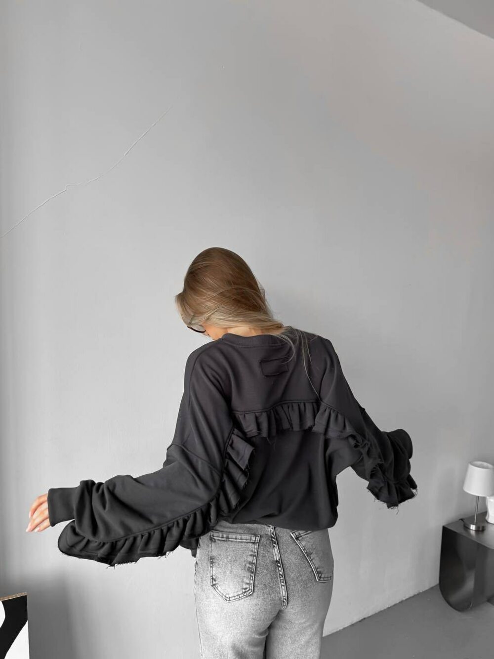 Світшот оверсайз з рюшами, рукави і низ світшота рибана кашкорсе, колір графіт