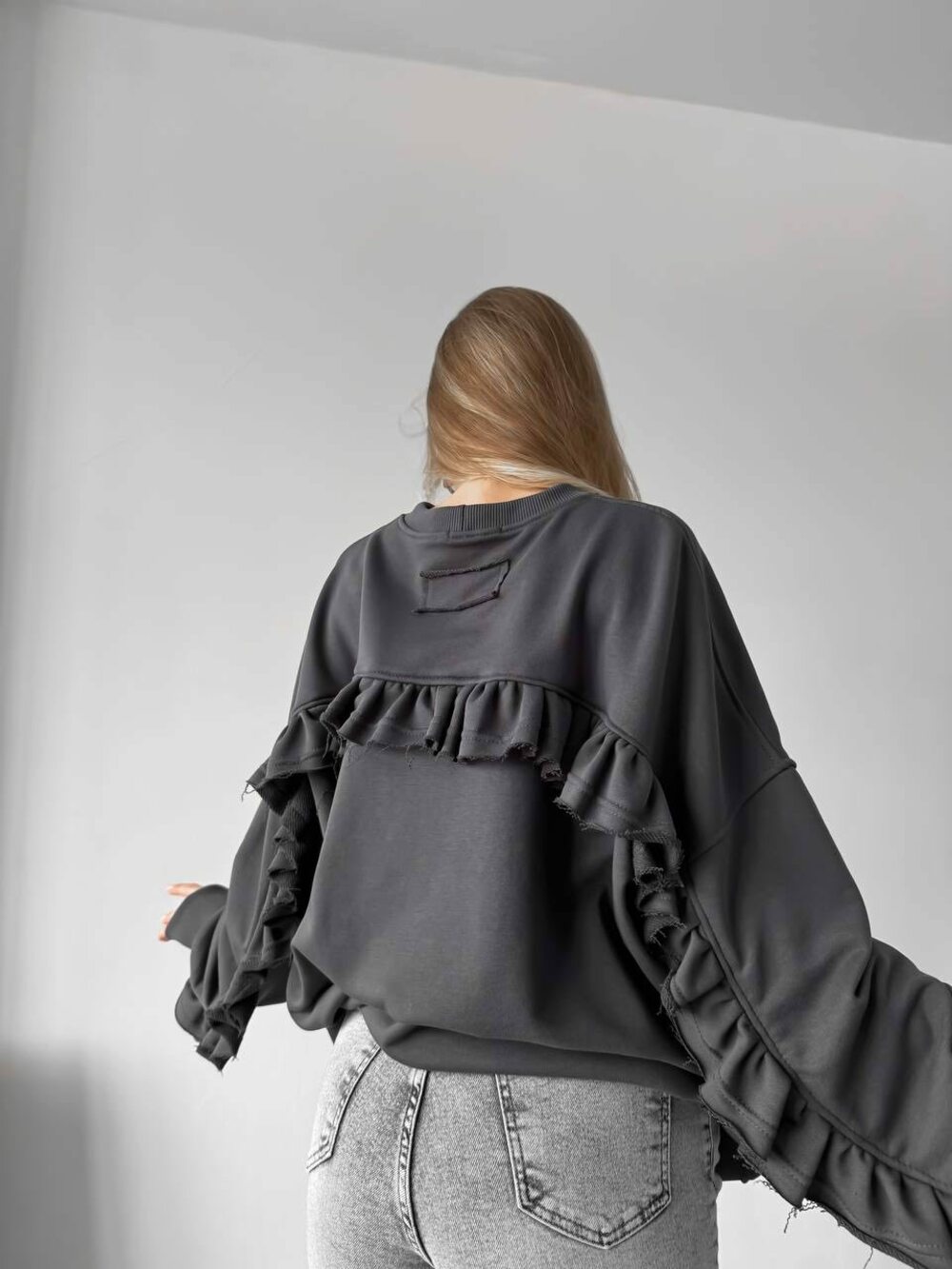 Світшот оверсайз з рюшами, рукави і низ світшота рибана кашкорсе, колір графіт