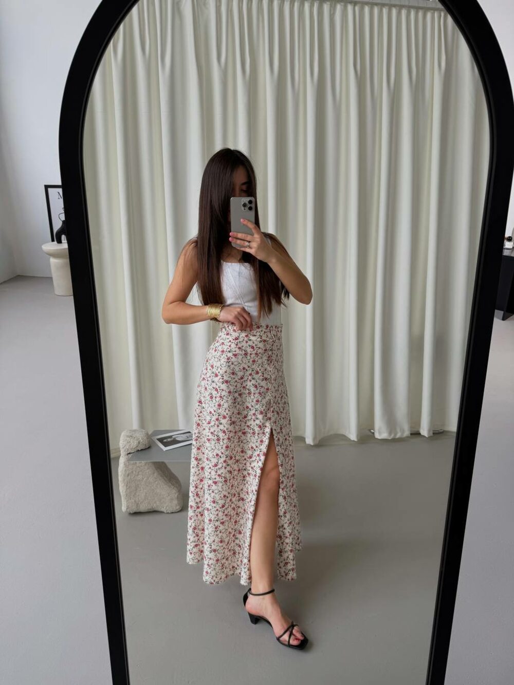 Принтована спідниця-максі з розрізом спереду, колір бордовий принта.