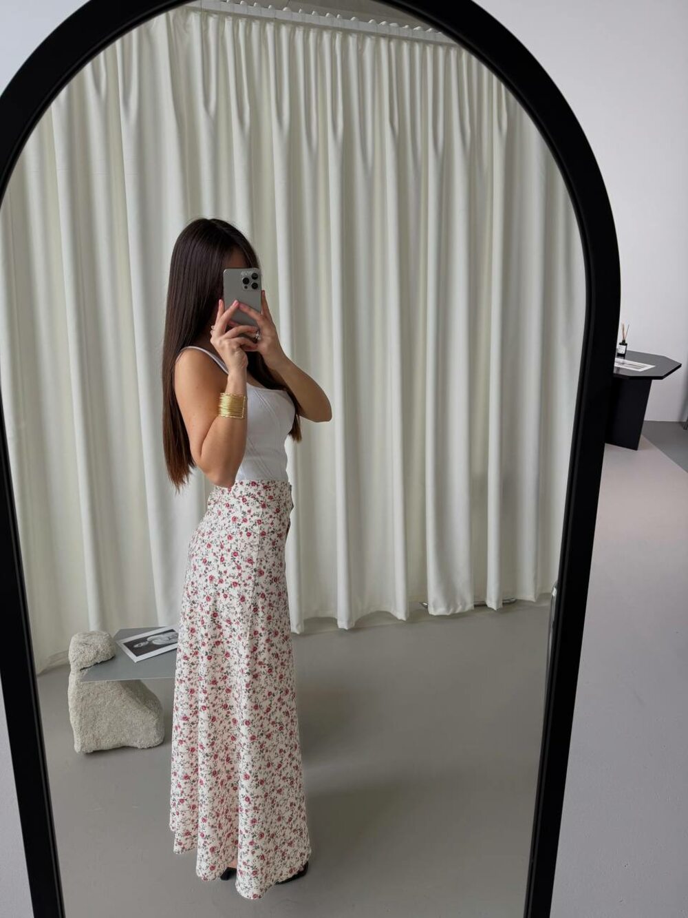 Принтована спідниця-максі з розрізом спереду, колір бордовий принта.