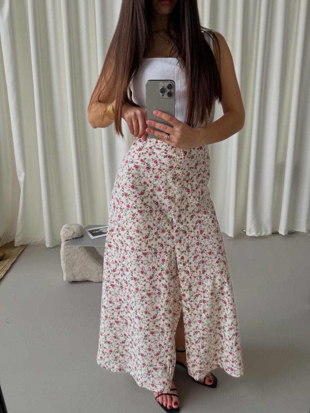 Принтована спідниця-максі з розрізом спереду, колір бордовий принта.